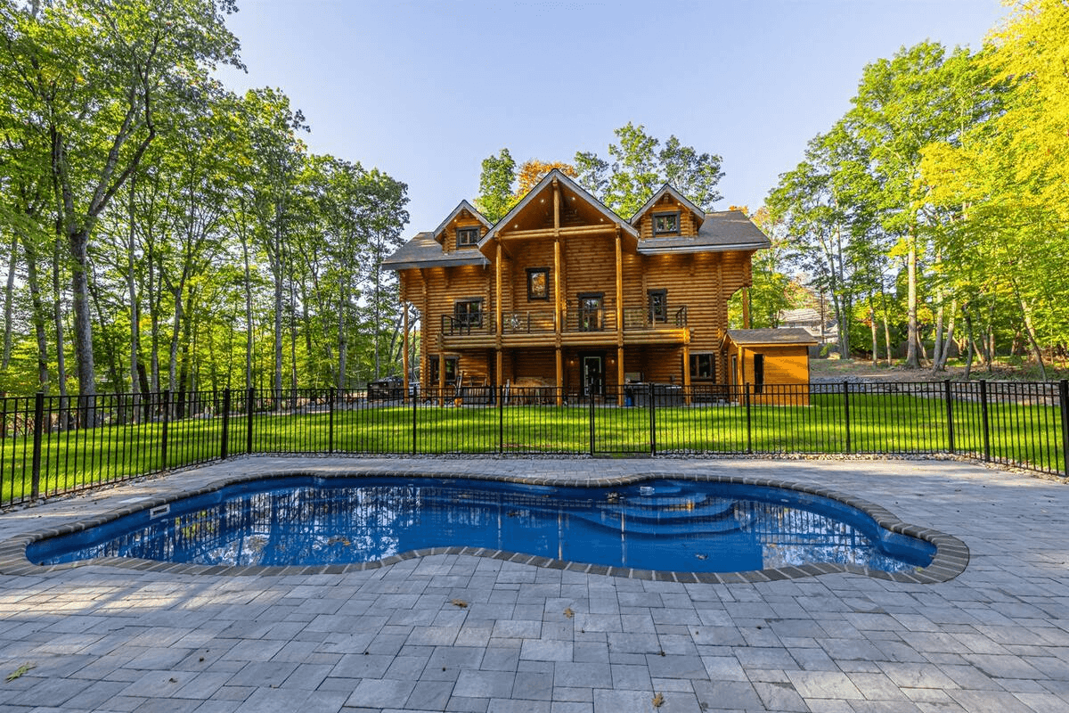 True Mountain Log Home ,Henryville, PA: Beautiful Lakefront